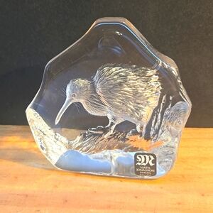 MATS JONASSON KIWI BIRD ETCHED CRYSTAL PAPERWEIGHT SCULPTURE W/ STICKER & SIGNED